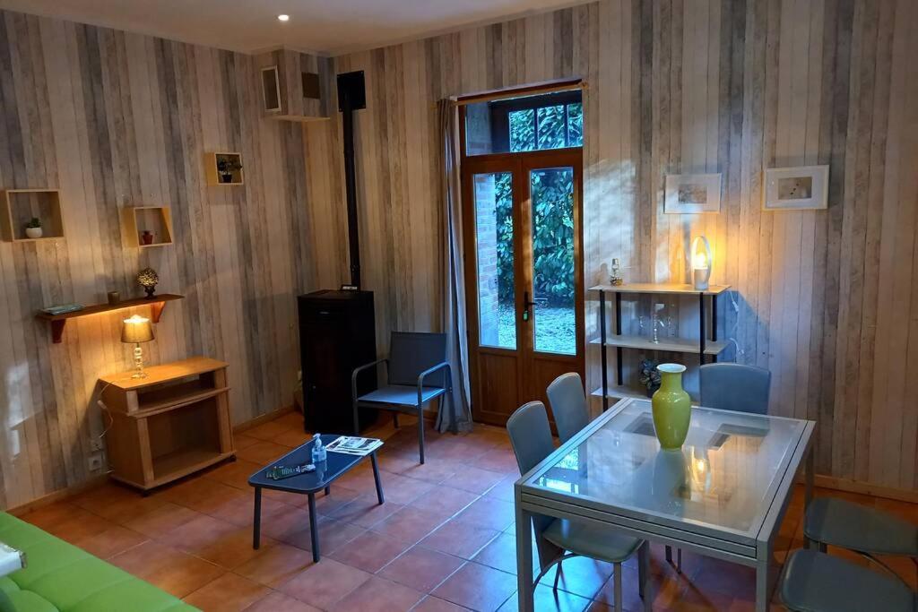Suite Dans Le Jardin Du Chateau Agonges Exterior photo